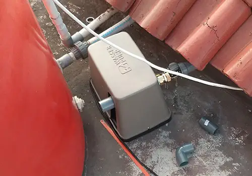 Tukang Betulin sedang memasang booster pump
