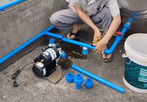 Tukang Betulin sedang memperbaiki ledeng/plumbing